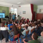 Φωτογραφία που απεικονίζει προσωπικό της Μονάδας να κάνει παρουσίαση σχετικά με την αναπηρία αλλά και το ρόλο της Μονάδας.