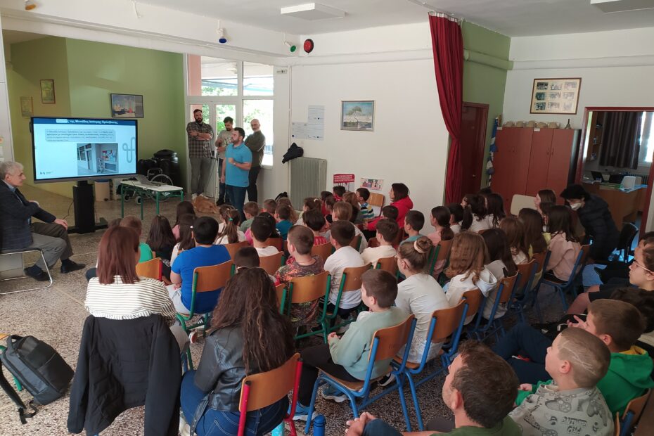 Φωτογραφία που απεικονίζει προσωπικό της Μονάδας να κάνει παρουσίαση σχετικά με την αναπηρία αλλά και το ρόλο της Μονάδας.