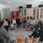 Φωτογραφία που απεικονίζει προσωπικό της Μονάδας, τον κύριο Παπασταθόπουλος, προσωπικό του σχολείου και γονείς να συζητούν