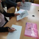 Φωτογραφία που απεικονίζει απτικές εικόνες και συμμετέχοντες που τις ζωγραφίζουν